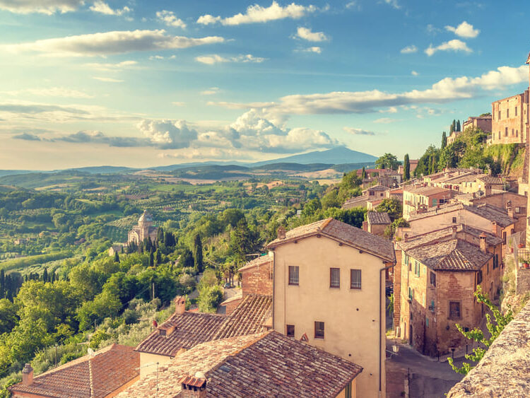 Vista panoramica su Montepulciano, uno dei borghi da visitare durante un itinerario di tre giorni in Toscana in autunno