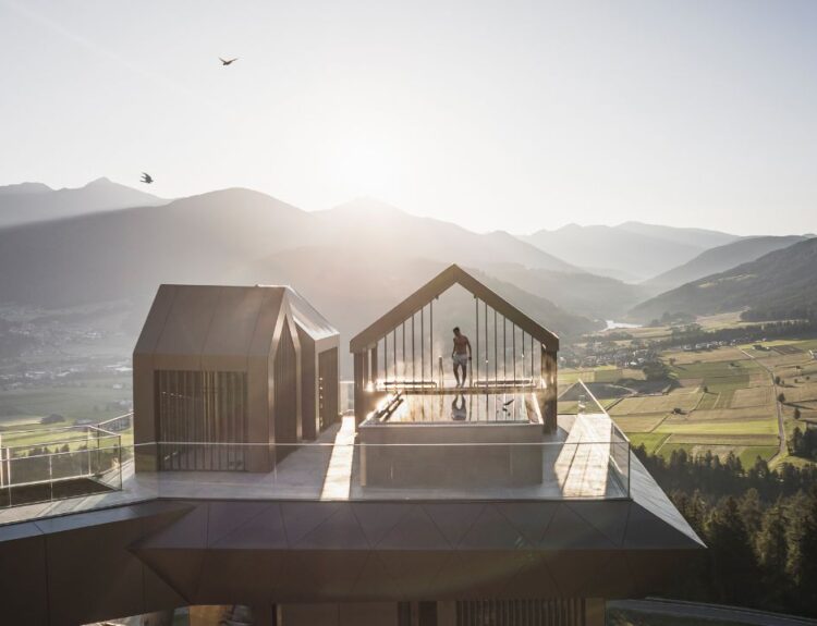 Scopri i migliori wellness hotel dell'Alto Adige, dove lusso, benessere e design si fondono armoniosamente con la natura delle Dolomiti.