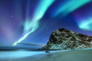 Esplora Islanda e Norvegia in autunno per ammirare l'aurora boreale. Scopri i migliori luoghi e consigli pratici per un viaggio magico