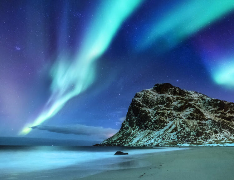 Esplora Islanda e Norvegia in autunno per ammirare l'aurora boreale. Scopri i migliori luoghi e consigli pratici per un viaggio magico