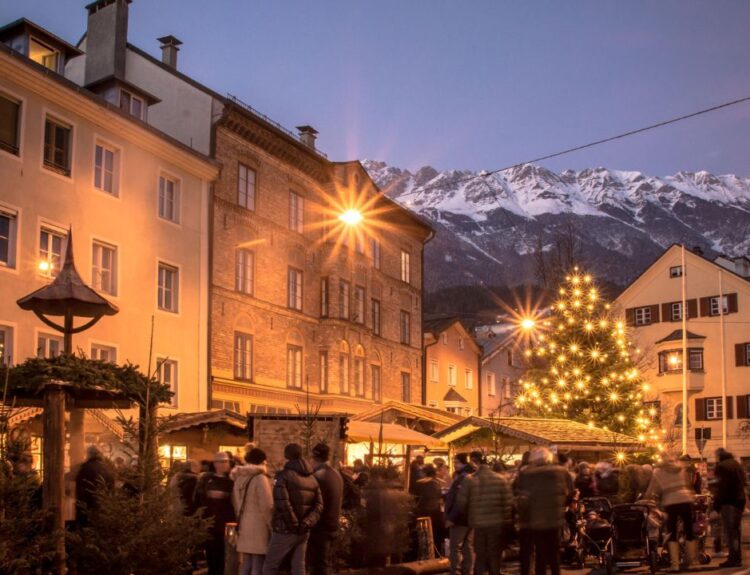 Festeggia Natale e Capodanno ai mercatini di Natale di Innsbruck tra fuochi d'artificio, DJ set in montagna e feste in piazza.