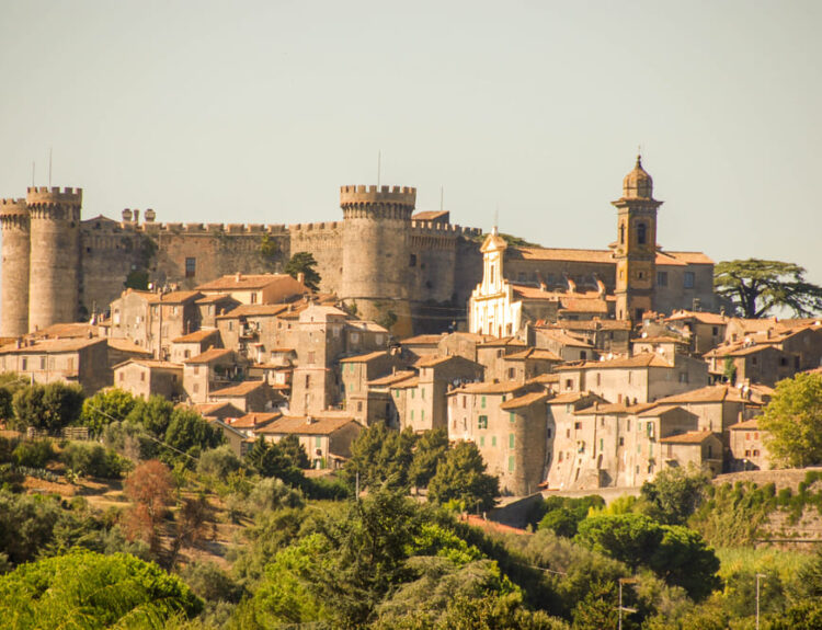 Scopri i castelli infestati d’Italia, dove storia e mistero si intrecciano. Un viaggio tra leggende e apparizioni spettrali.