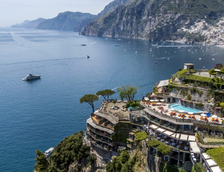 L'Hotel Il San Pietro di Positano è un'icona di lusso sulla Costiera Amalfitana, con viste mozzafiato, cucina gourmet e servizi esclusivi