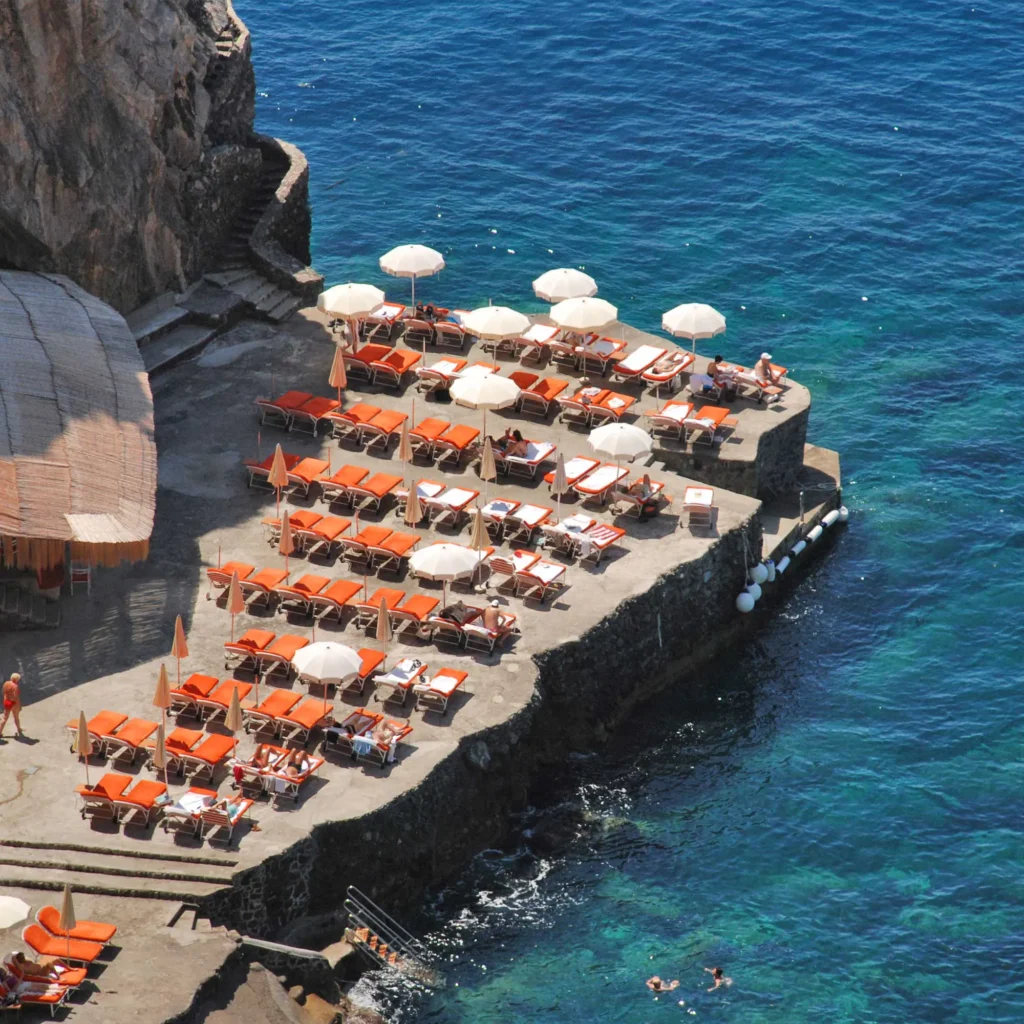 L'Hotel Il San Pietro di Positano è un'icona di lusso sulla Costiera Amalfitana, con viste mozzafiato, cucina gourmet e servizi esclusivi