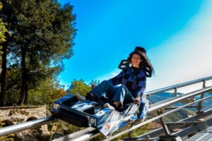 Scopri la Slittovia di Castelmezzano: adrenalina, panorami mozzafiato e sicurezza nel cuore delle Dolomiti Lucane. Un'esperienza unica!