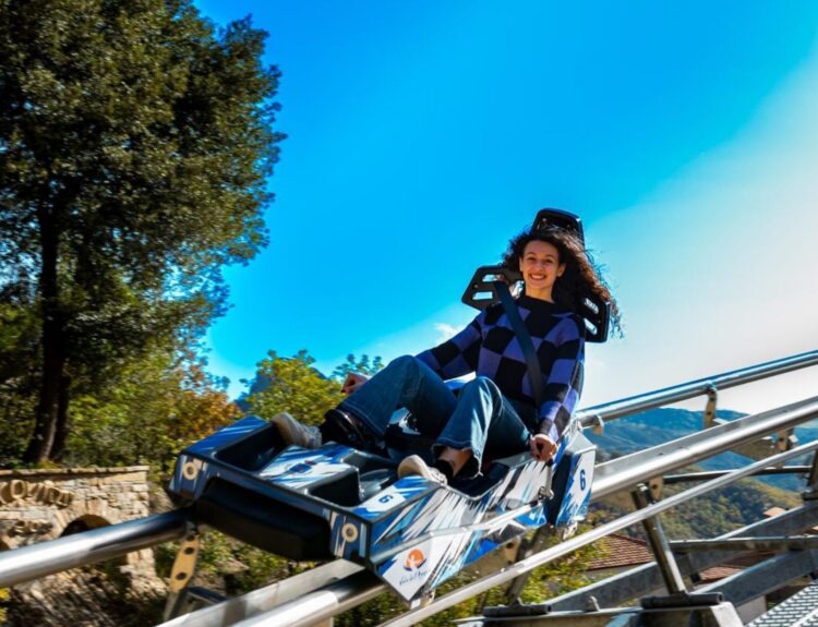 Scopri la Slittovia di Castelmezzano: adrenalina, panorami mozzafiato e sicurezza nel cuore delle Dolomiti Lucane. Un'esperienza unica!