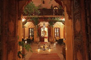 Vivi un’esperienza romantica a La Maison Arabe, tra lusso, tradizione e magia di Marrakech. Cena a lume di candela, spa e momenti unici.