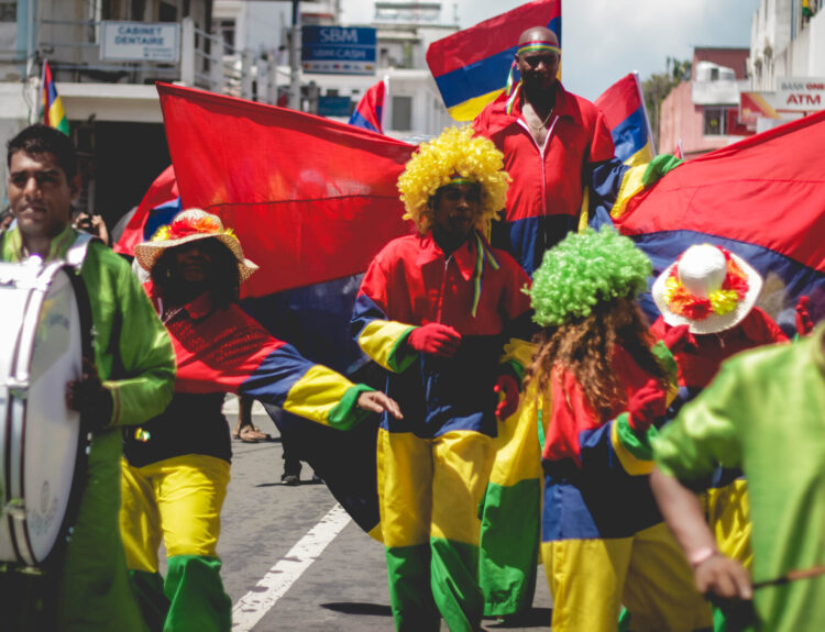 Scopri Mauritius a marzo tra Holi, Ougadi e il Giorno dell’Indipendenza. Vivi un viaggio ricco di cultura, tradizioni e celebrazioni uniche!